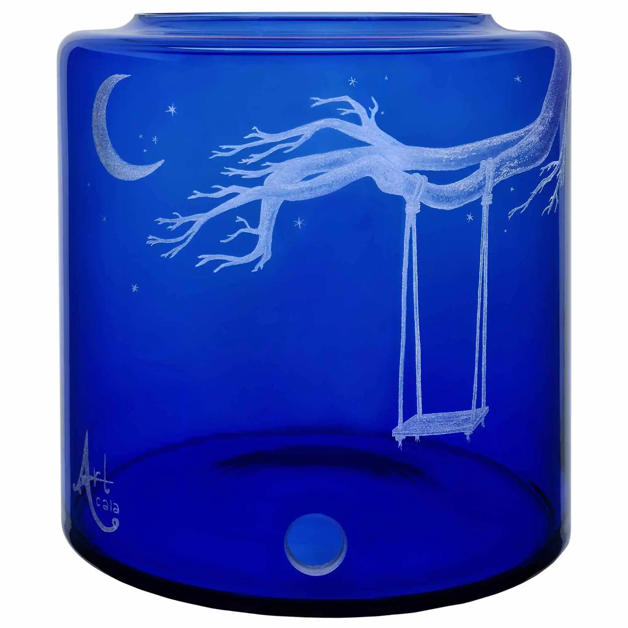 Glas- Vorratstank für einen Acala Wasserfilter Mini mit einer Handgravur. Die Gravur zeigt, auf blauem Glas, einen starken Ast eines Baumes an dem eine Schaukel mit einem langen Seil befestigt ist. Ansicht von rechts.