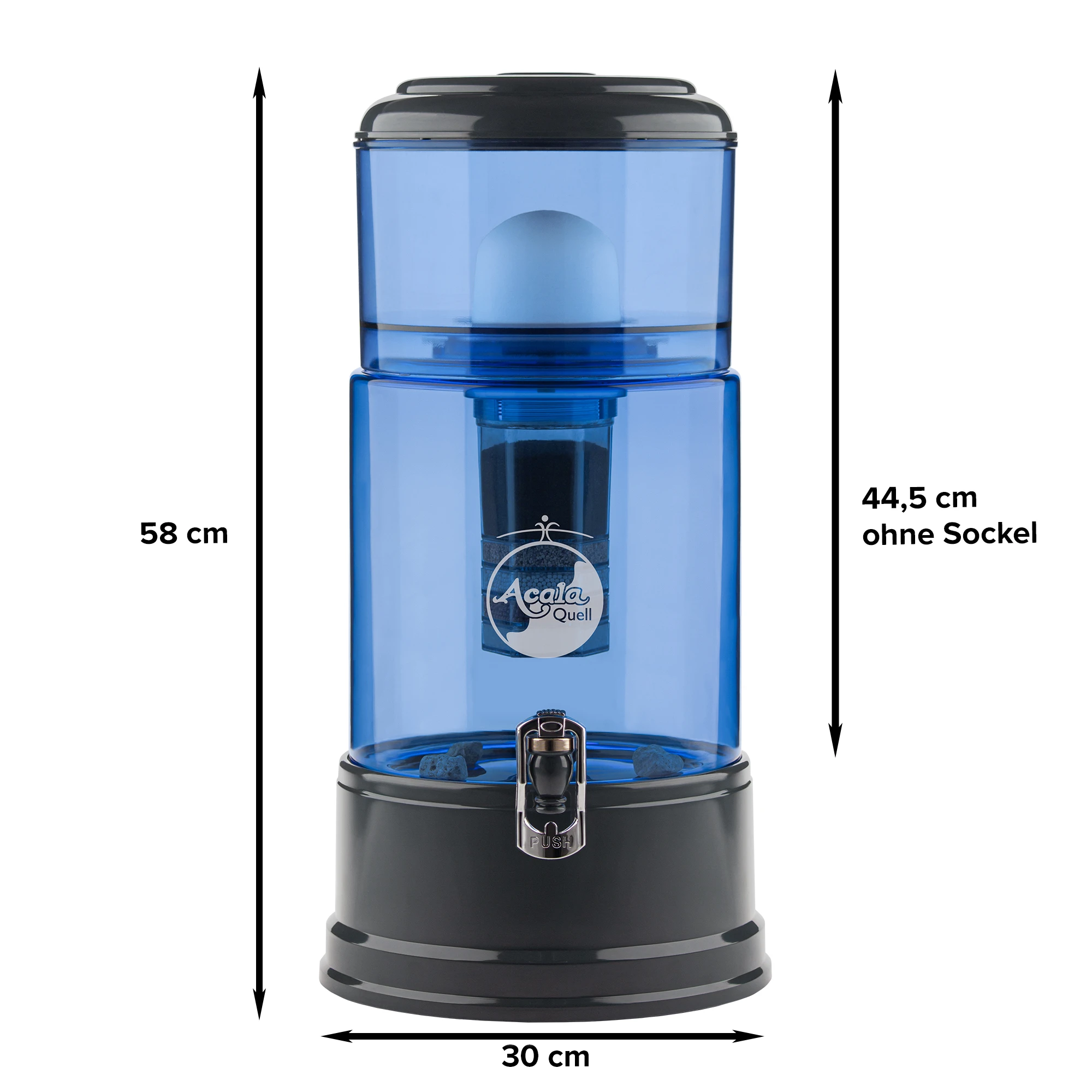 Zu sehen ist der Wasserfilter Grande in blau-anthrazit inklusive Filterkartusche und Keramikfilter, weißer Hintergrund. Sockel, Deckel und Hahn in anthrazit, 10L Glastank und oberer Einfüllbehälter in blau. Seitlich und unten am Filter stehen Maße.