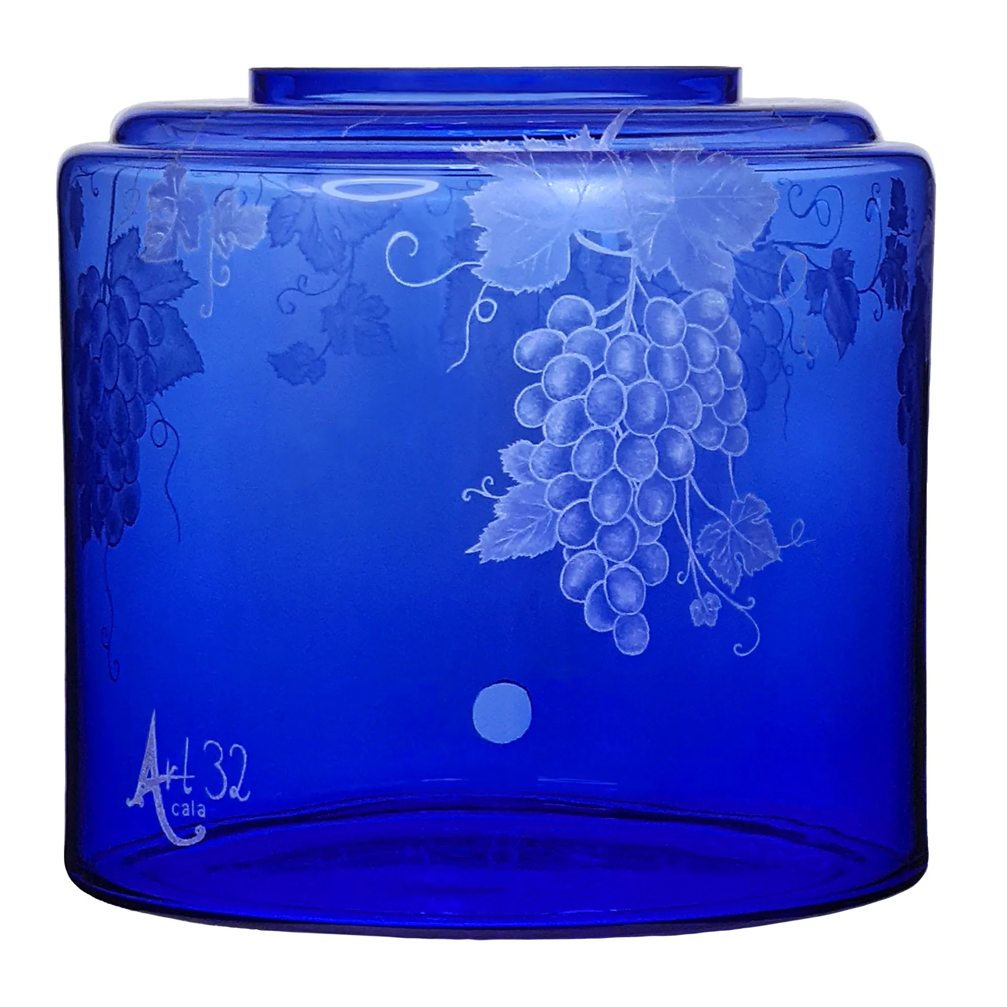 Vorratstank für einen Acala Wasserfilter Mini mit einer Handgravur. Die Gravur zeigt, auf blauem Glas, Traubenranken und Blätter.Ansicht von hinten.