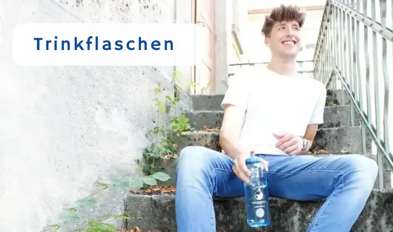 Junger Mann sitzt auf einer Treppe mit einer blauen Tritanflasche in der Hand
