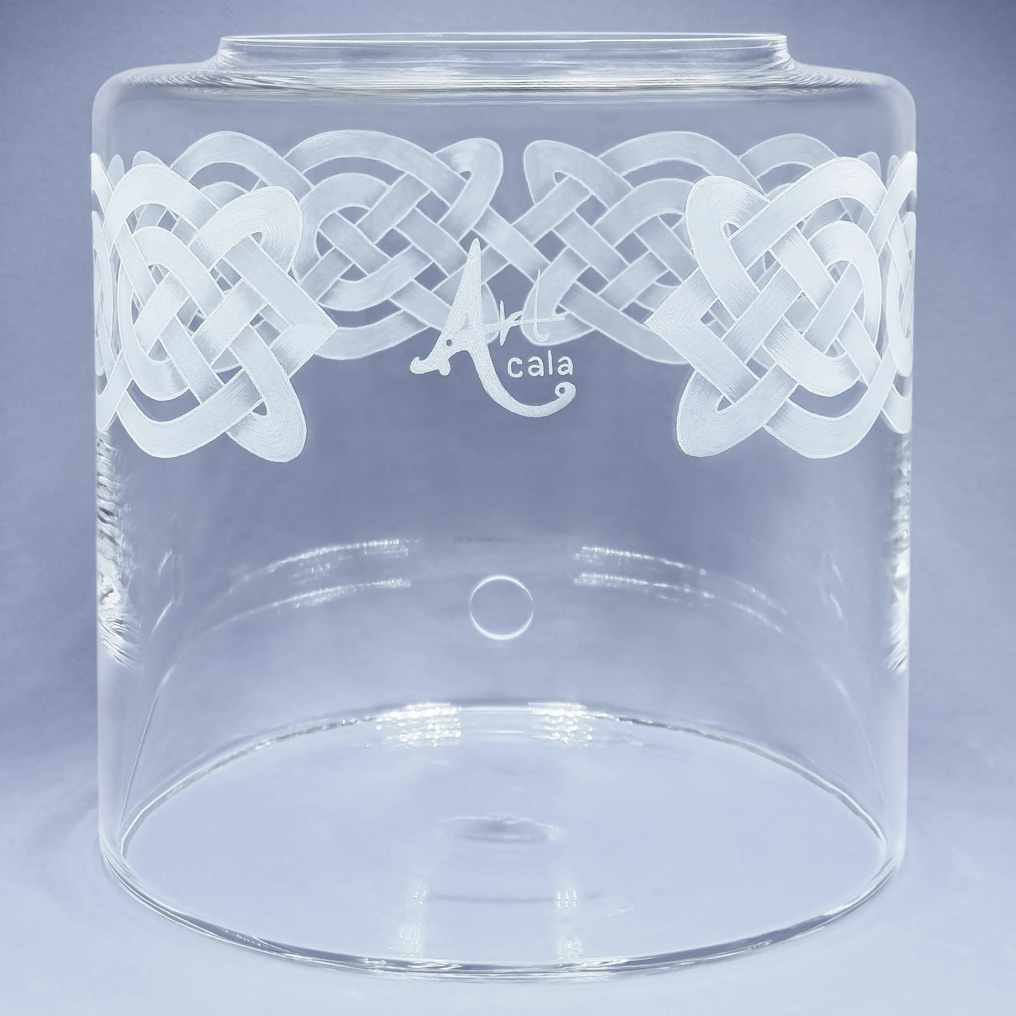 Vorratstank aus Glas für einen 8Liter Acala Wasserfilter in klarem Glas mit einem umlaufenden Muster aus Knoten,am oberen Rand des runden Glases. 