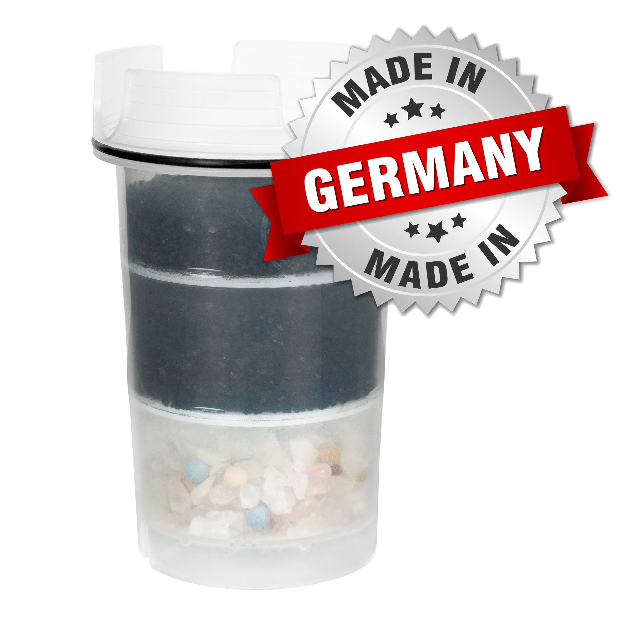 Eine Dreifill Filterkartusche für die AcalaQuell Kannenwasserfilter vor weißem Hintergrund. Sie besteht aus 3 Schichten: 2 Aktivkohleschichten und die unterste Schicht ist eine Mischung aus Steinen. Auf der Kartusche ist ein „Made in Germany“ Siegel.