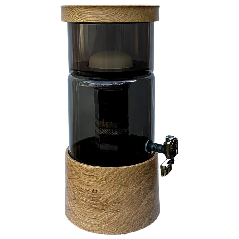 AcalaQuell Mini Wasserfilter in Antrazit mit antrazitfarbenem oberen Tank, Glastank sowie flachem Deckel und Sockel aus Eiche-Echtholz.