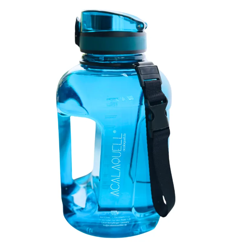 Trinkflasche aus Tritan in Ozeanblau mit schwrzer Handschlaufe zum Tragen