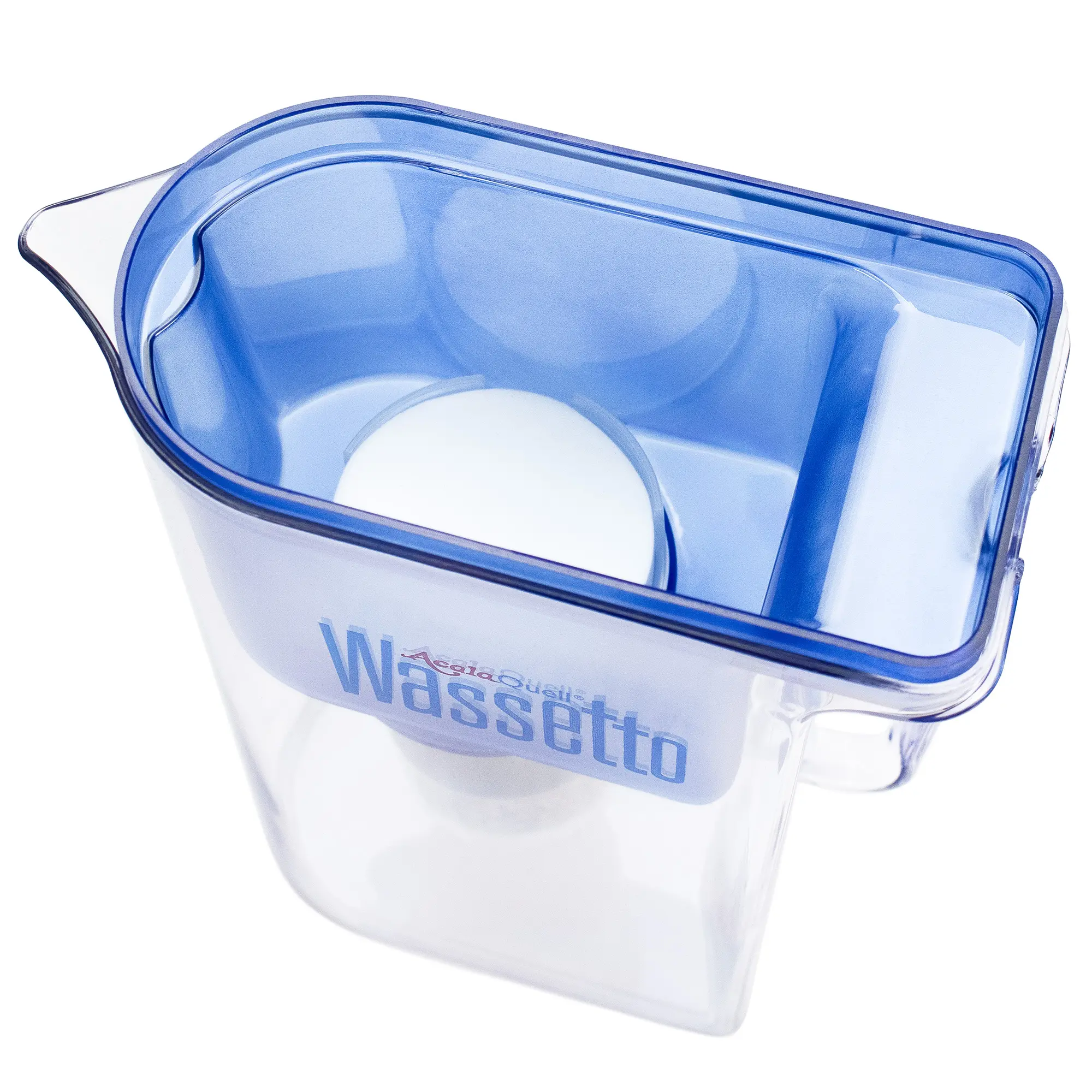 Man schaut von schräg oben in den Wasserfilter hinein und sieht dort auf den Mikroschwamm