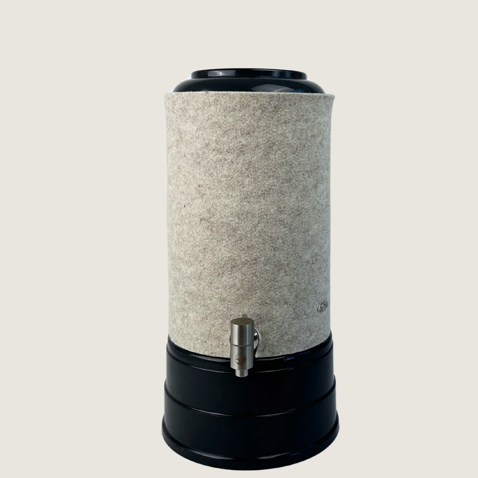 AcalaQuell Mini mit Sockel und Deckel in anthrazit, Edelstahl Wasserhahn und Schurwolle Lichtschutzüberzug in beige.