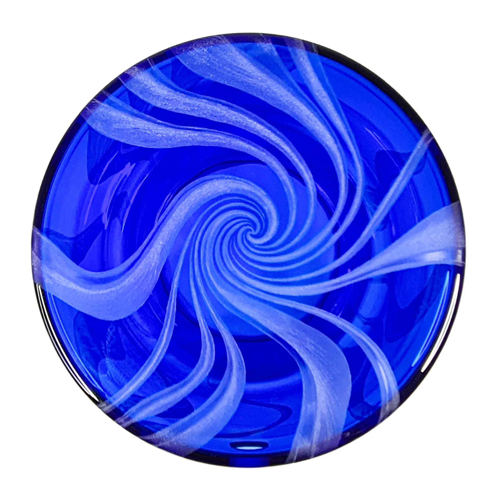 Vorratstank für Wasserfilter Mini mit einer Handgravur. Die Gravur zeigt, auf blauem Glas. Wellen die in welligen Linien gerade am Glas noch oben gehen, die Wellen verteilen sich rund um das runde Glas. Ansicht von schräg unten.