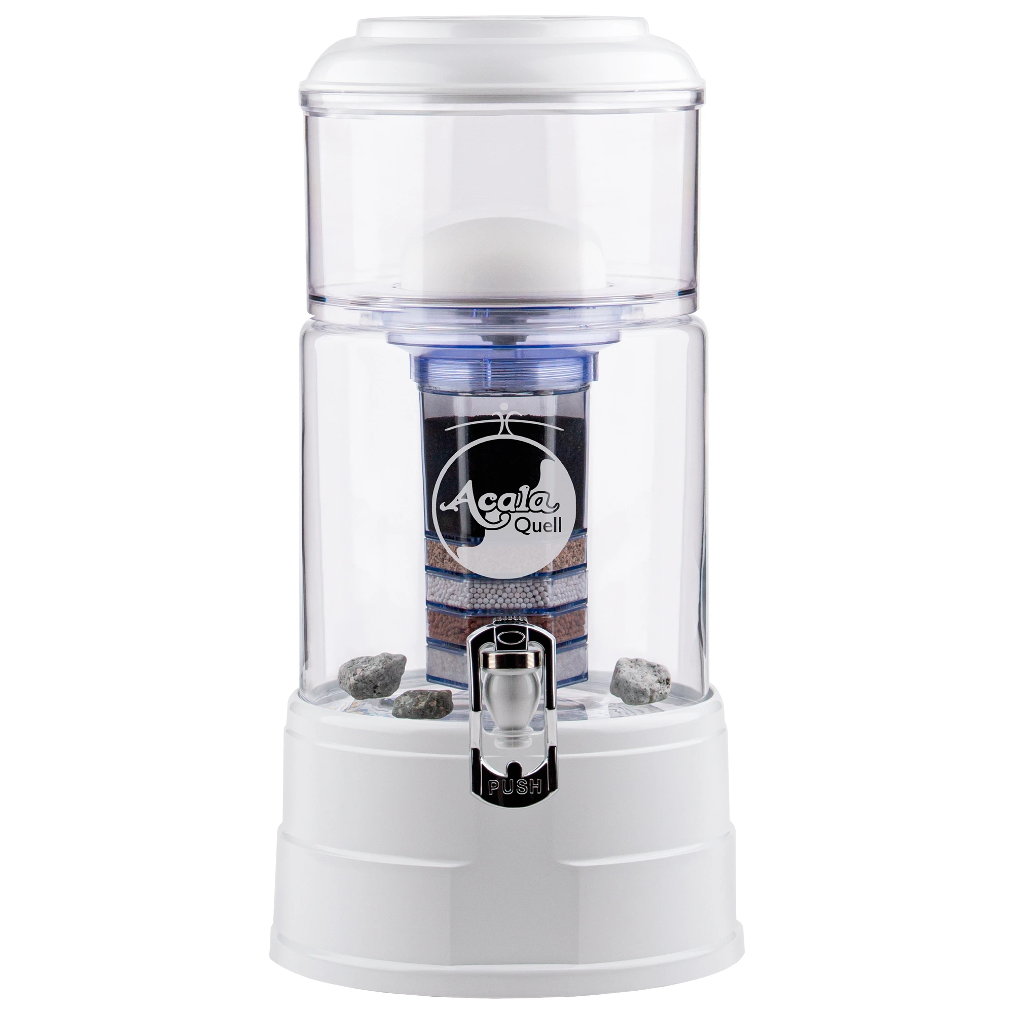 Zu sehen ist der Wasserfilter Mini in kristallklar-weiß inklusive Filterkartusche und Keramikfilter, weißer Hintergrund. Sockel, Deckel und Hahn in weiß. 5L Glastank in kristallklar mit heller Acala Logo Gravur, oberer Einfüllbehälter auch in klar.