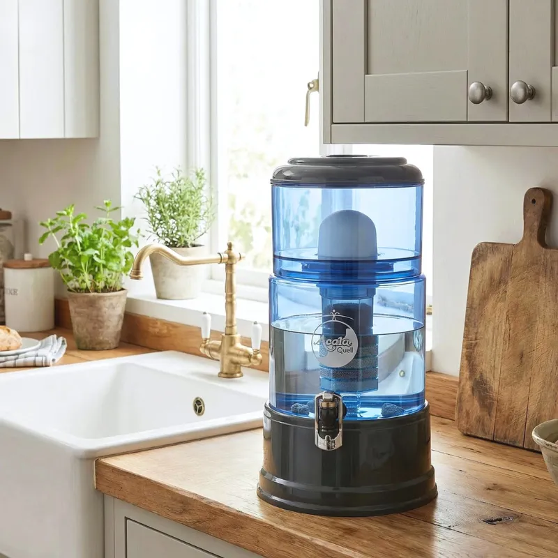 Wasser fällt das Smart mit blauem Glas steht auf einer hölzernen Küchenarbeitsplatte