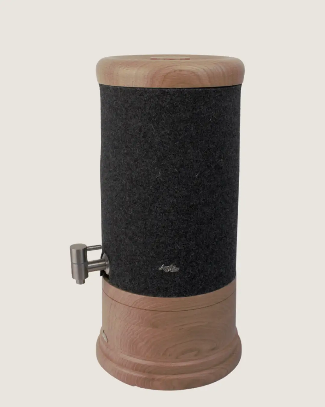 Standwasserfilter Mini von Acala mit Eiche Echtholz Deckel und Sockel und Schurwolle Lichtschutz in anthrazit.