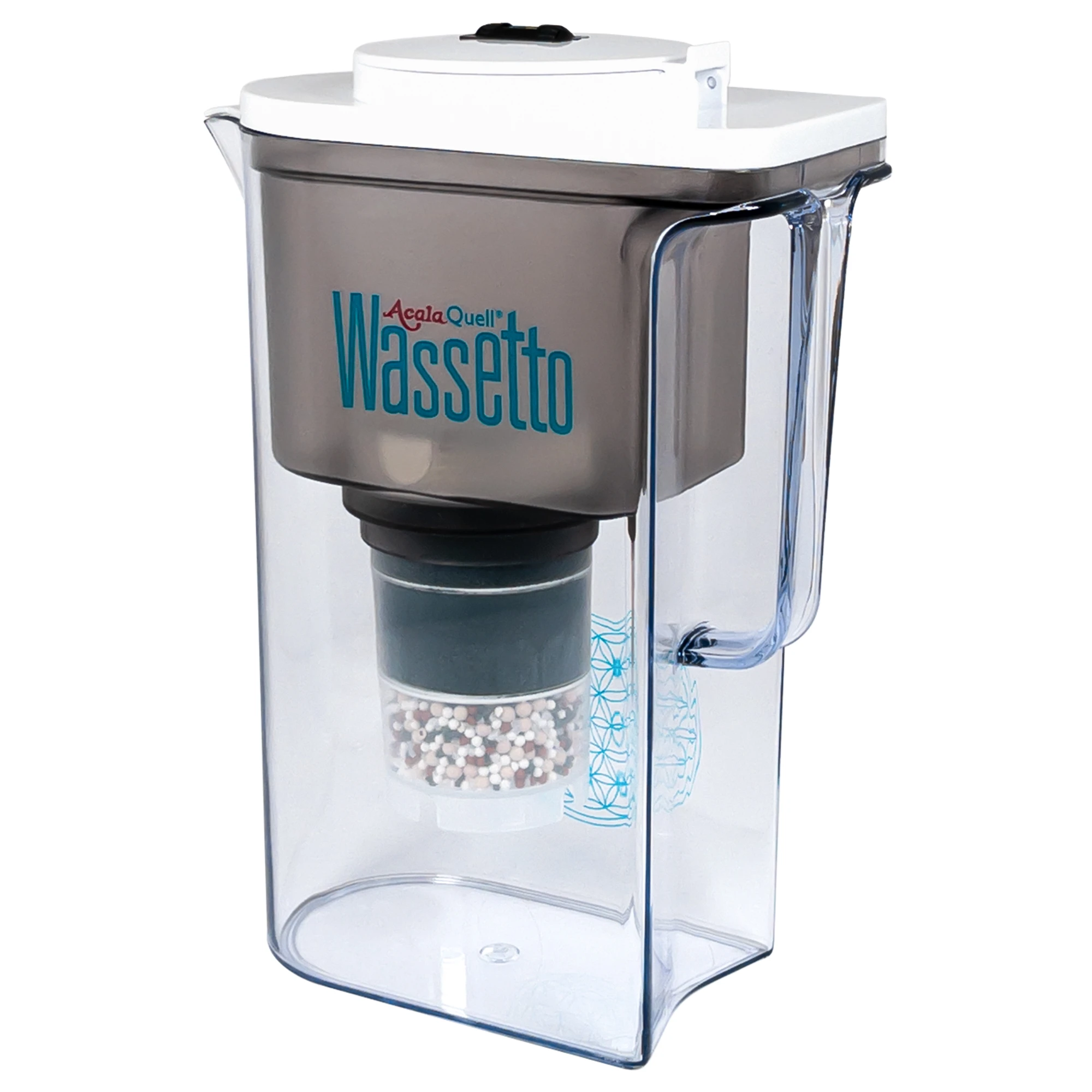 Zu sehen ist der Acala Wassetto Kannen Wasserfilter inklusive einer Filterkartusche und einem Mikroschwamm mit Deckel in weiß vor weißem Hintergrund. Man schaut schräg auf die Front des Filters und sieht den Aufdruck AcalaQuell Wassetto.