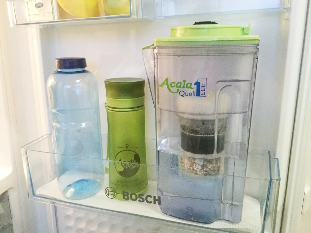 AcalaQuell One mit grünem Deckel im Kühlschrank