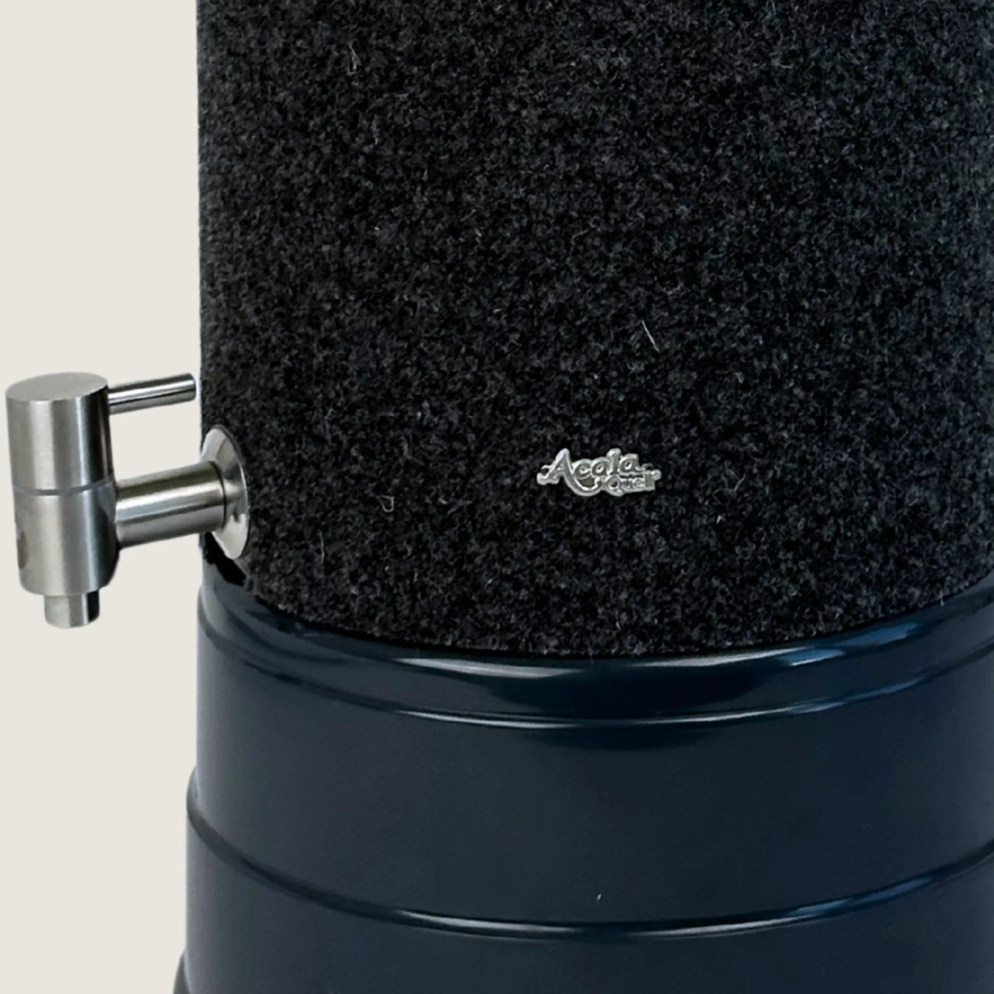 Ausschnitt eines Stand Wasserfilters von Acala mit Sockel in anthrazit, Edelstahl Wasserhahn Makino und Schurwolle Lichtschutz in anthrazit.
