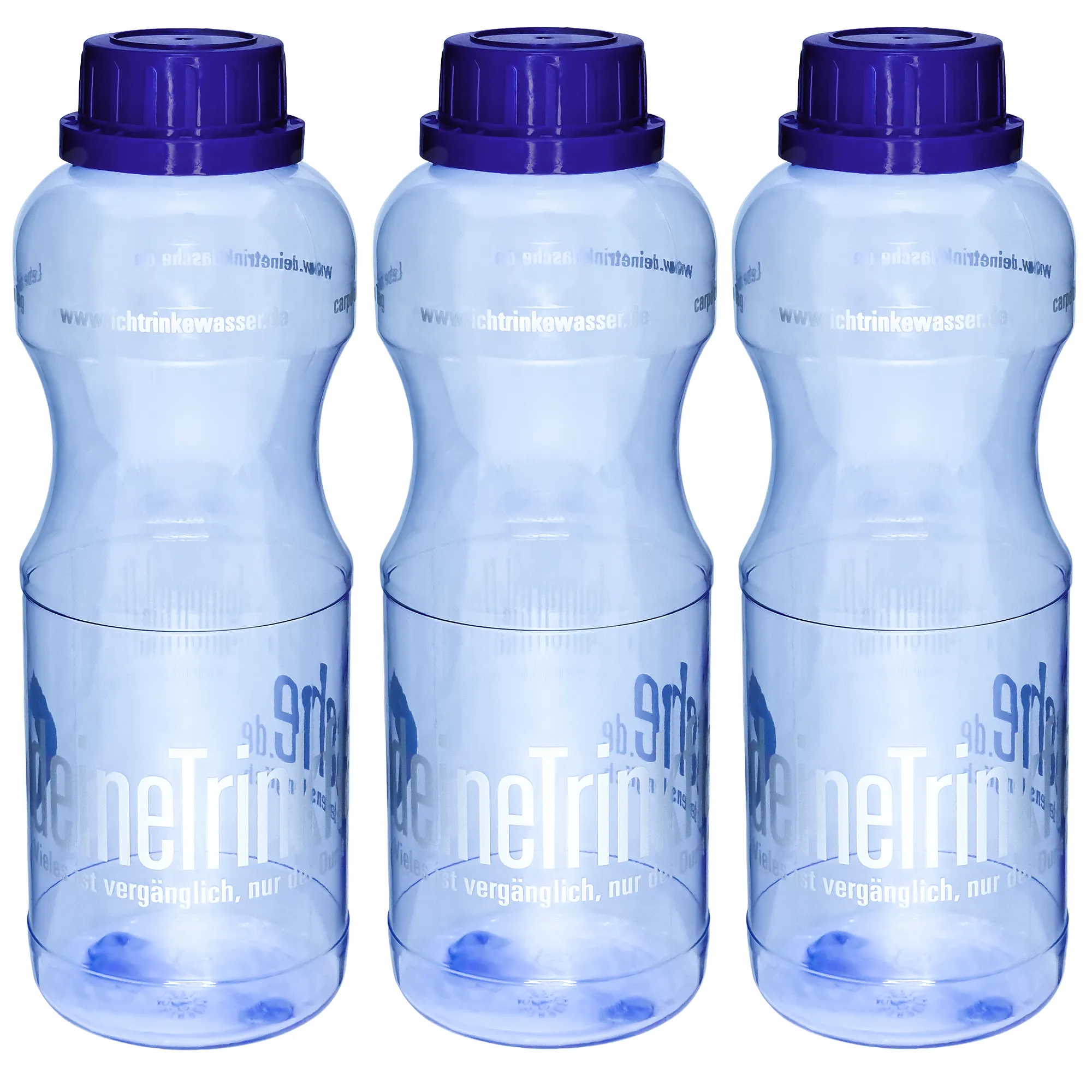 Zu sehen sind drei blau-transparente Flaschen mit dunkelblauem Schraubdeckel vor weißem Hintergrund. Sie stehen nebeneinander und ein weißer Schriftzug rund um jede Flasche ist erkennbar. Das Bild zeigt drei Adam Tritan Trinkflaschen.