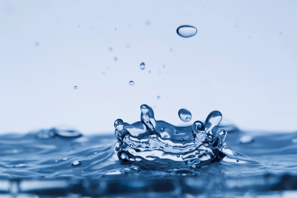Wasser spritzt hoch, nachdem etwas hineingefallen ist.