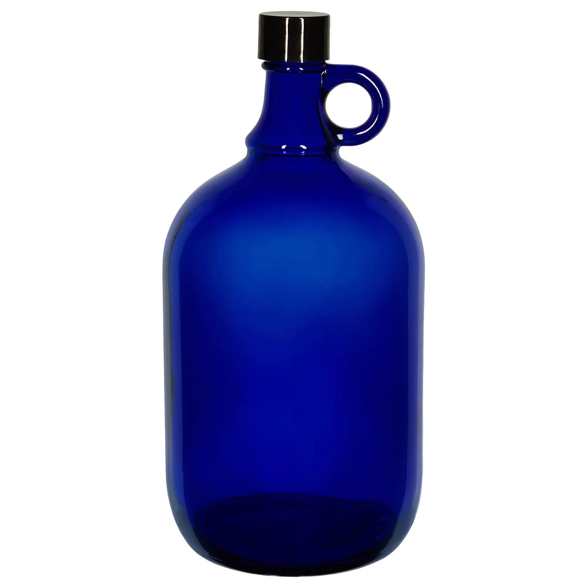Blauglasflasche in verschiedenen Größen Zu sehen ist eine 2 Liter Blauglasflasche mit schwarzen Schraubdeckel vor weißem Hintergrund. Sie hat einen Ringriff an der rechten Seite. Das Bild zeigt die zwei Liter Blauglasflasche von Acala.