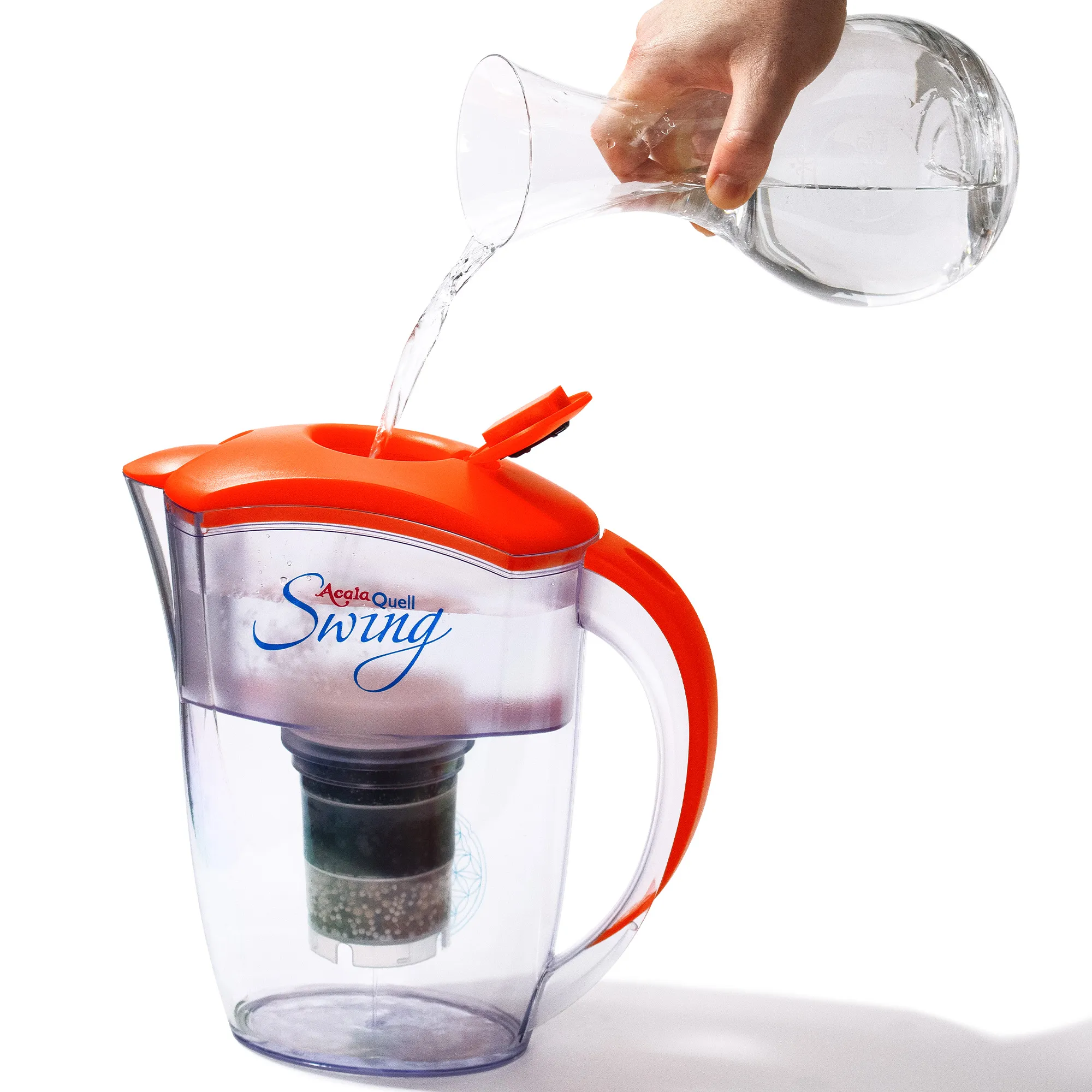 Kannenfilter Swing vor weißem Hintergrund. Durch die runde Klappe im Deckel wird der obere Tank mit Wasser befüllt