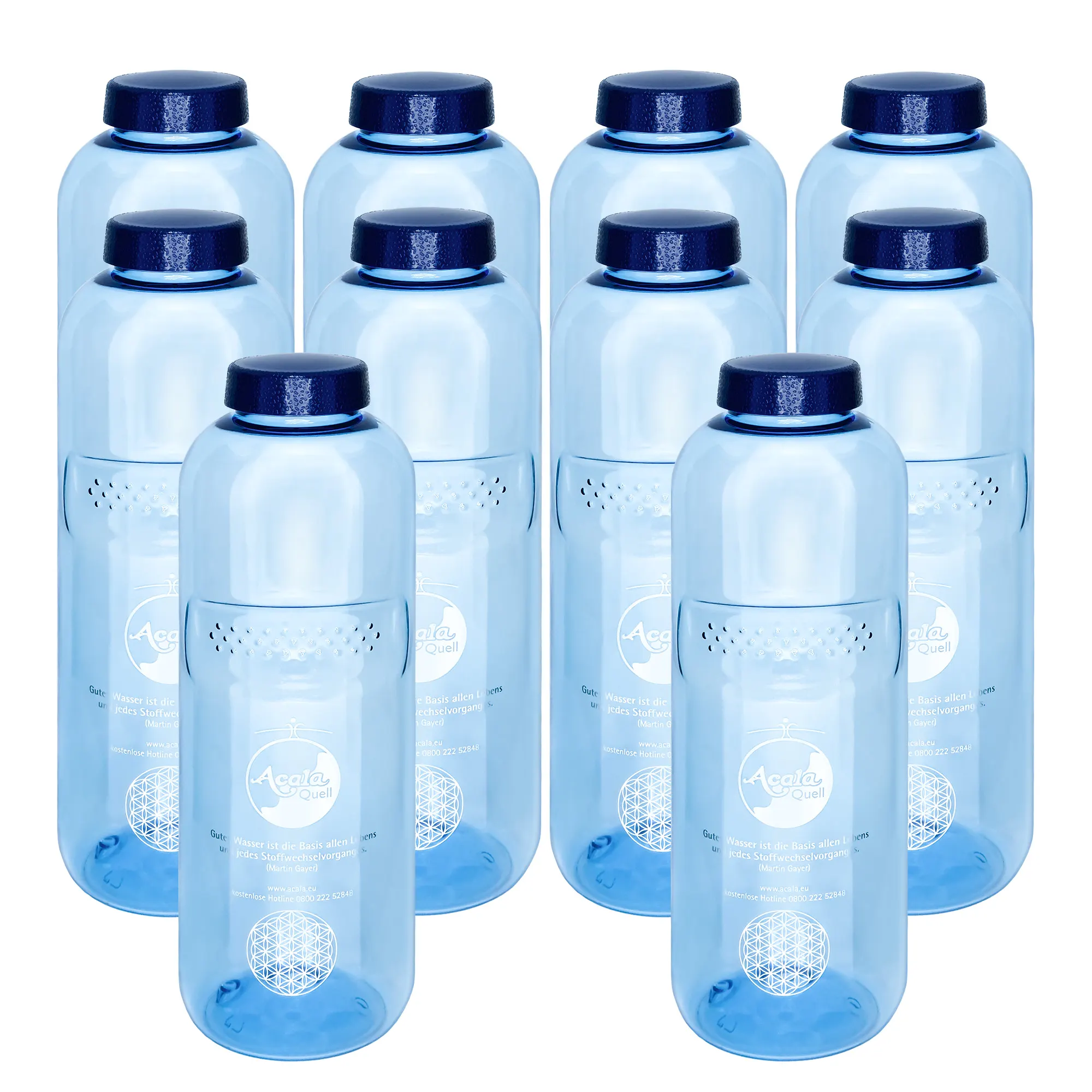 Zu sehen sind zehn blaue Tritan Trinkflaschen Grip mit dunkelblauem Schraubdeckel vor weißem Hintergrund. Man sieht ein silbernes Acala Logo und die Blume des Lebens auf den Flaschen.