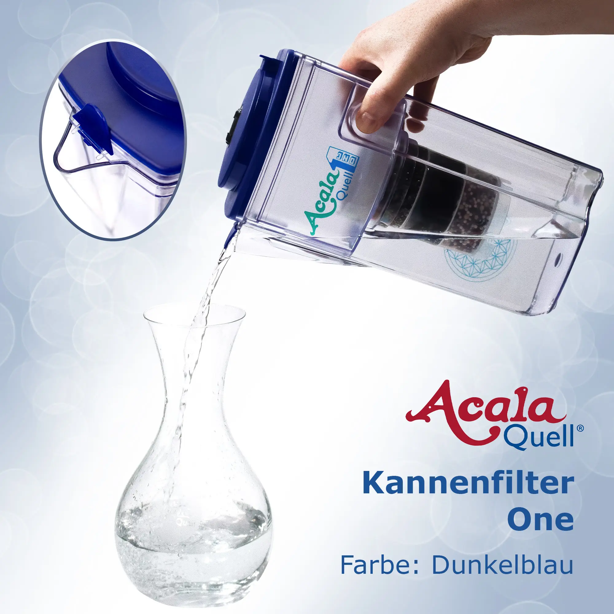 Frisch gefiltertes Wasser wird aus dem Kannenfilter One in eine Glaskaraffe gegossen