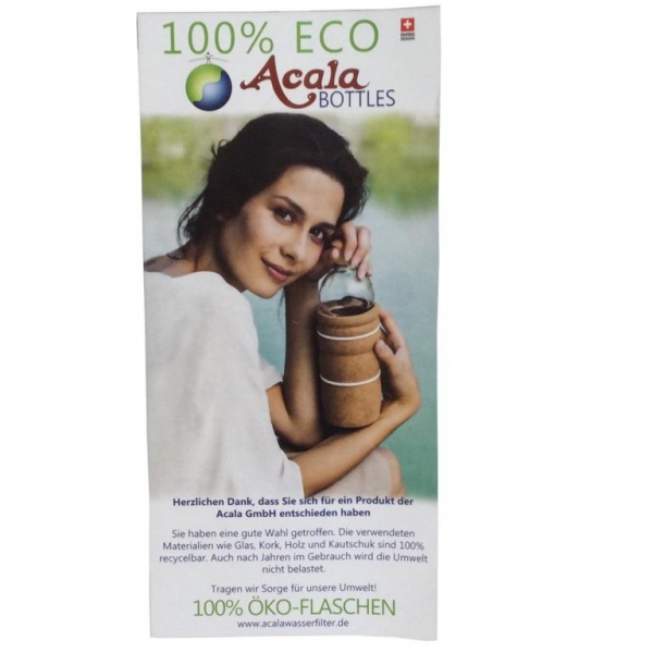 Zu sehen ist ein Flyer auf dem 100% ECO Acala Bottles steht. Man sieht eine Frau Mitte 30 die eine Glasflasche mit Korkummantelung in den Händen hält. Sie schaut lächelnd in die Kamera. Das Bild zeigt die Acala Flasche Korb mit Zirbe.