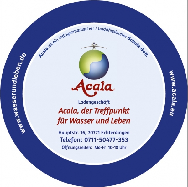 Zu sehen ist die Rückseite des runden Untersetzers von Acala. Man sieht das Acala Logo und darunter steht in rot Acala, der Treffpunkt für Wasser und Leben. Darunter stehen die Firmendaten des Ladengeschäfts. 