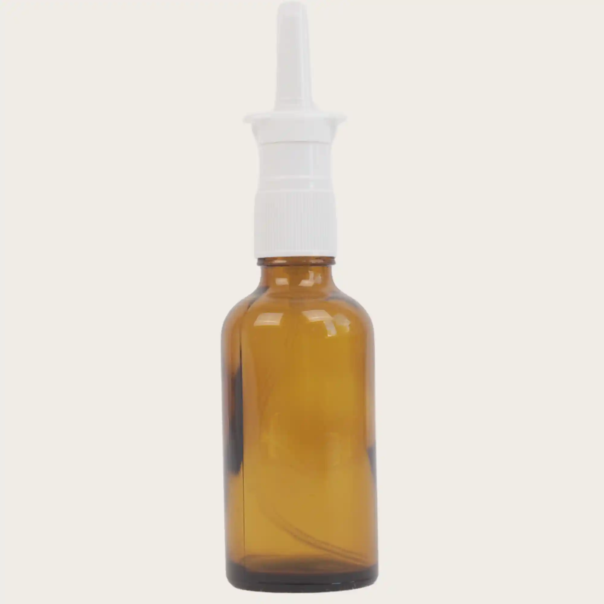 kleine Flasche aus braunem Glas mit weißen Sprühaufsatz