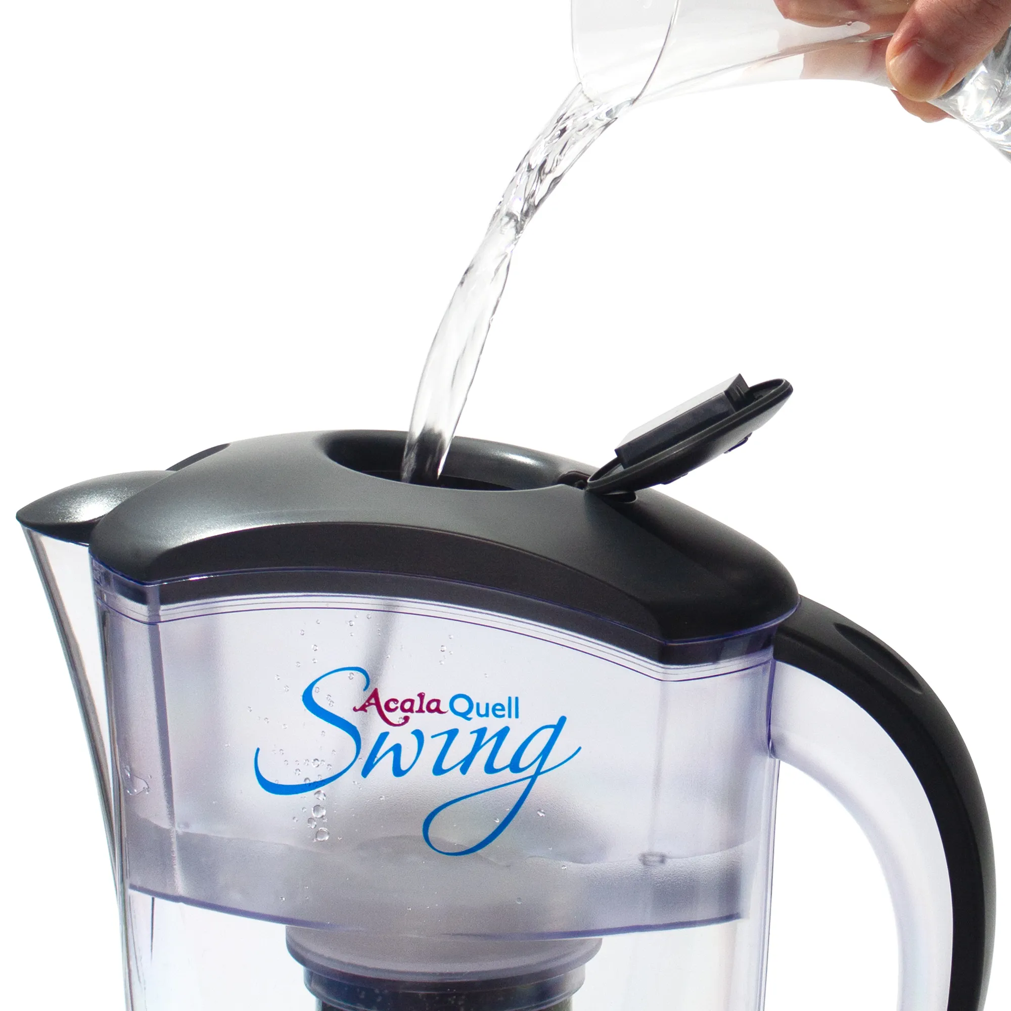 Zu sehen ist der obere Teil des AcalaQuell Swing mit Deckel, Ausgussschnabel und Griff in anthrazit vor weißem Hintergrund. Die kleine, runde Klappe im Deckel ist geöffnet. Durch diese Öffnung wird der obere Tank mit Wasser befüllt.