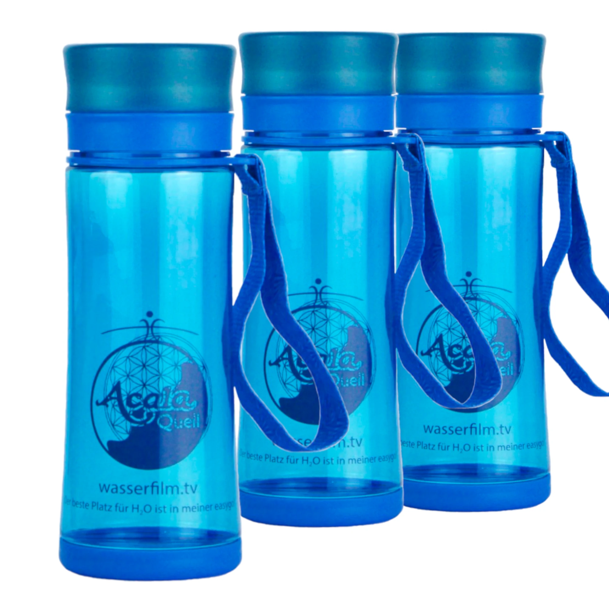 Zu sehen sind drei blaue Tritan Trinkflaschen mit blauem Schraubdeckel und blauem Bändchen daran vor weißem Hintergrund. Man sieht die Blume des Lebens und das Acala Logo auf den Flaschen. Das Bild zeigt das 3er Set Easygo in blau von Acala.