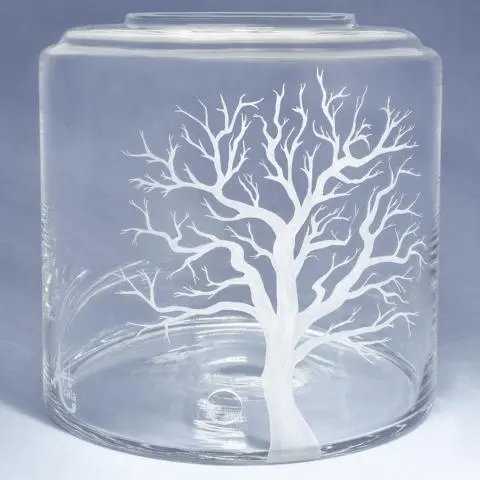 Vorratstank aus Glas für einen Acala 8LWasserfilter in klarem Glas mit einem gravierten großen Baum ohne Blätter.