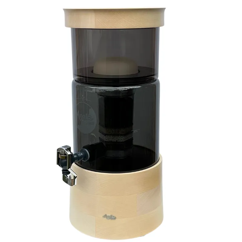 Rechte Seite des Wasserfilters Mini. Deckel und Sockel sind aus Ahornholz