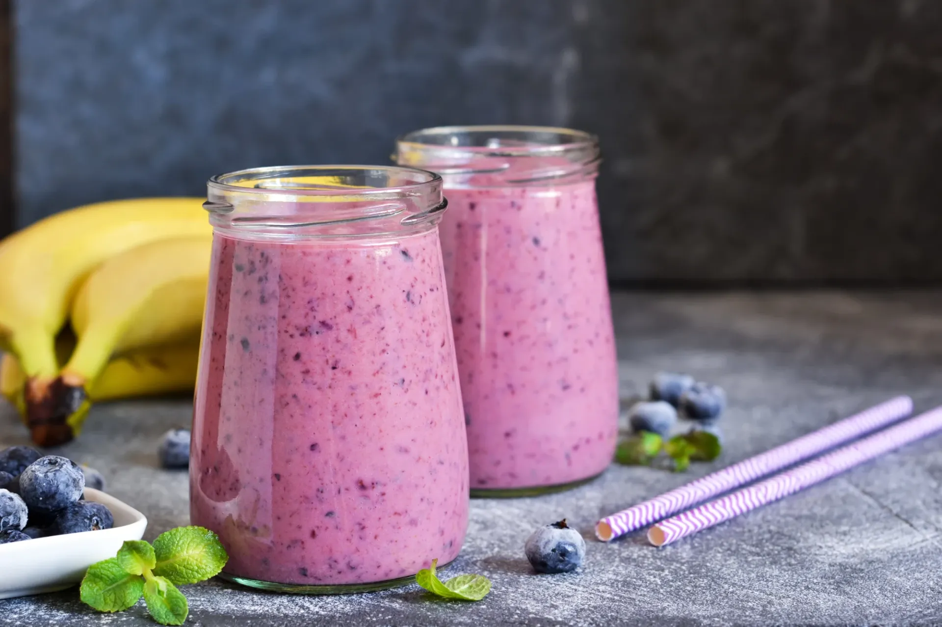 2 Gläser mit blaubeersmousie