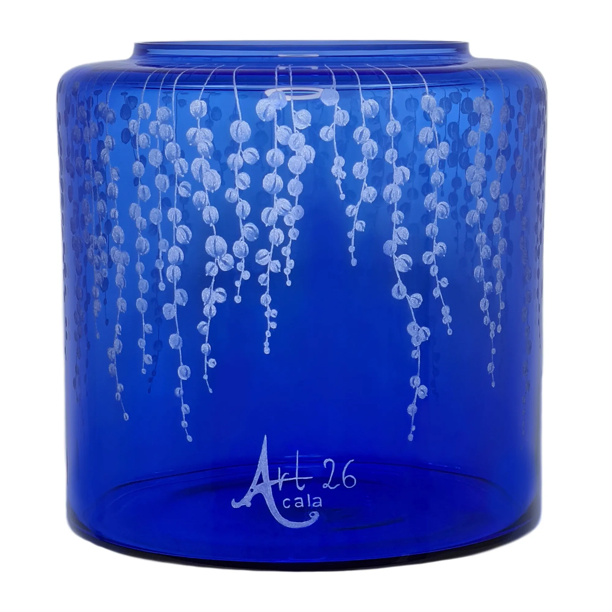 Vorratstank für einen Acala Wasserfilter Mini mit einer Handgravur. Die Gravur zeigt, auf blauem Glas, senecio-rowleyanus, eine Pflanze mit Blättern, die wie Erbsen ausschauen.Ansicht von hinten.