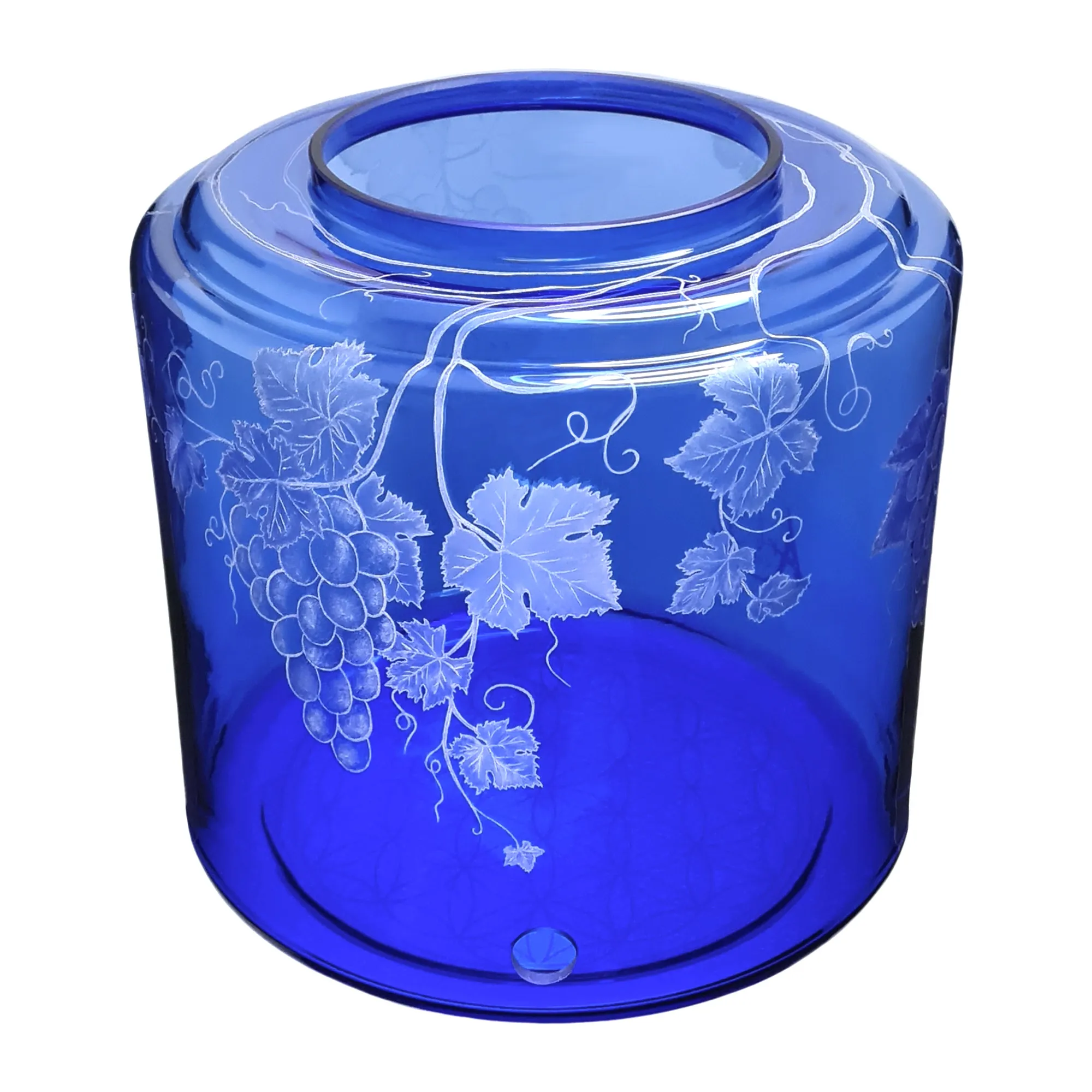 Vorratstank für einen Acala Wasserfilter Mini mit einer Handgravur. Die Gravur zeigt, auf blauem Glas, Traubenranken und Blätter.Ansicht von vorne,oben.