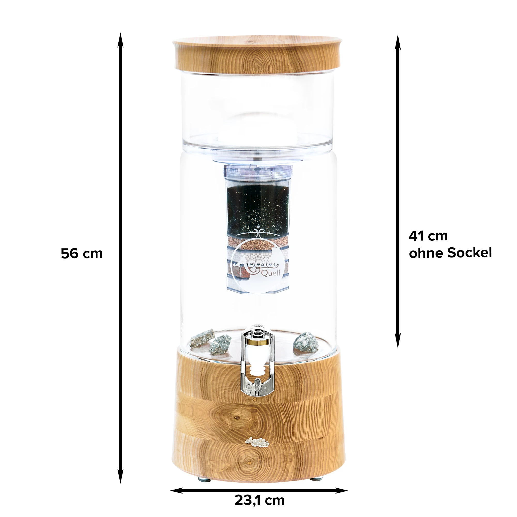 Zu sehen ist der AcalaQuell Midi in kristallklar mit Filterkartusche, Keramikfilter und einem weißen Hahn. Deckel und Sockel sind aus Esche Echtholz. Auf dem Sockel ist ein kleines, silbernes Acala Logo. Seitlich und unten am Filter stehen Maße.