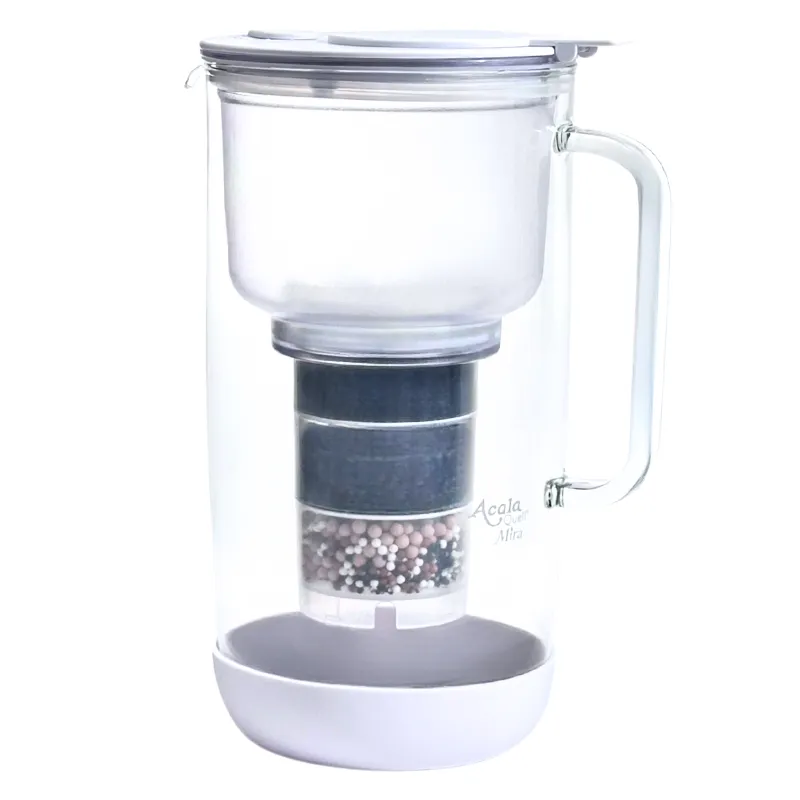 Karaffe aus Glas mit integriertem Wasserfilter, der Deckel ist weiß und der Stoßschutz ist auch weiß