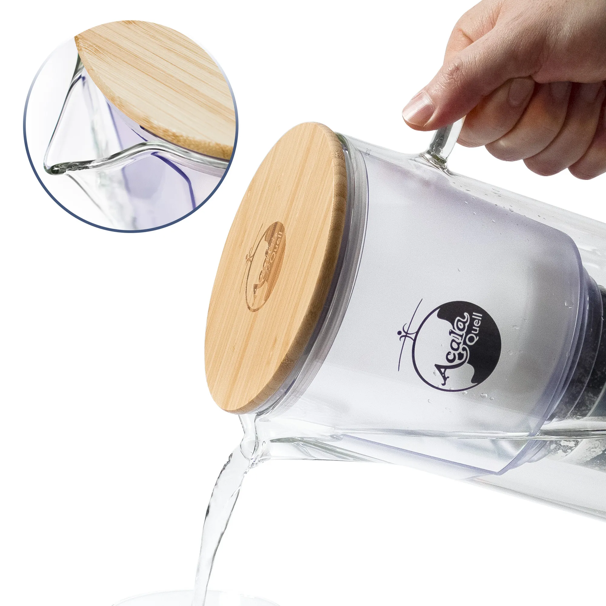 Frisch gefiltertes Wasser wird aus dem Kannenfilter Silizia in eine Glaskaraffe gegossen