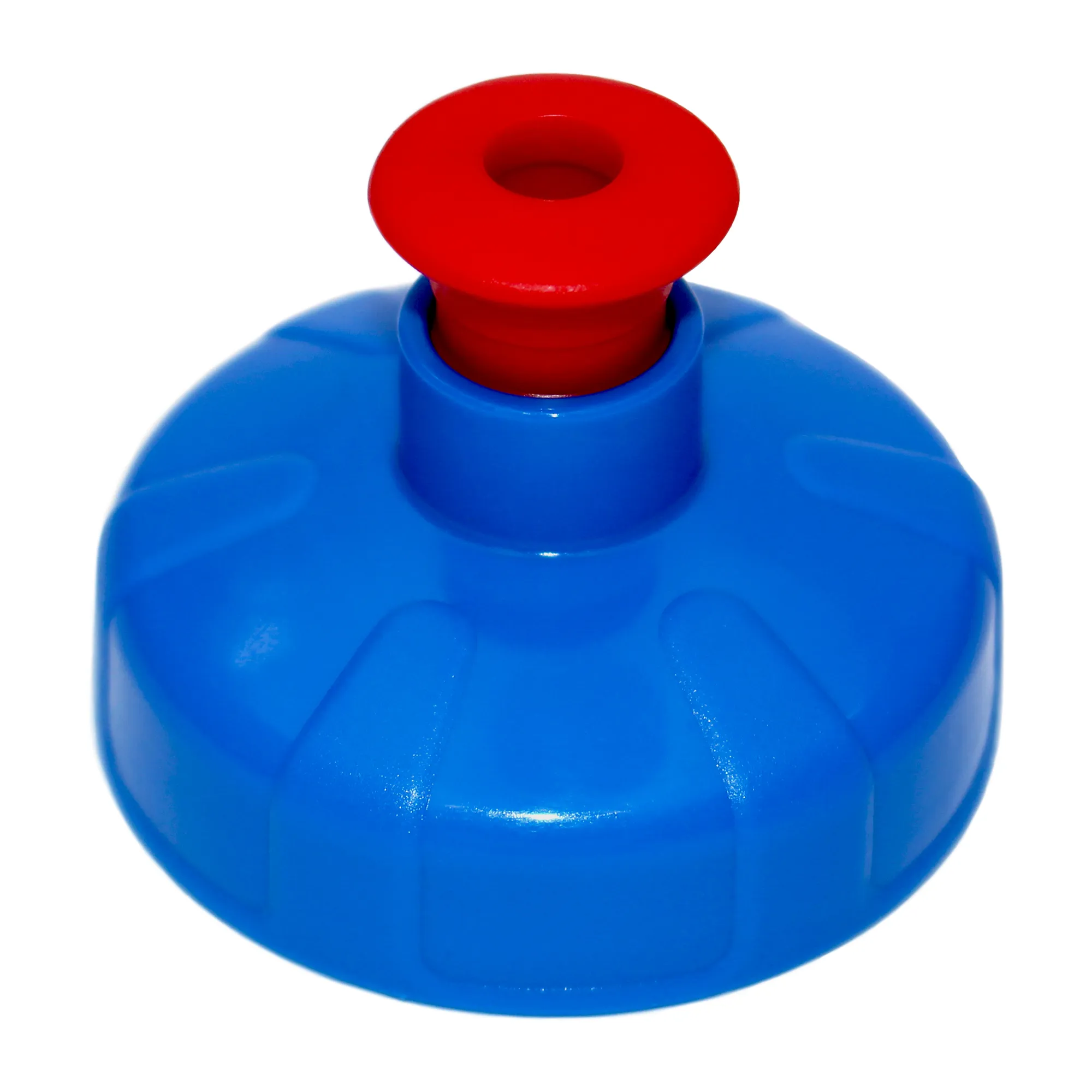 Zu sehen ist ein blau roter Push Pull Sport Deckel für die Acala Tritan Trinkflaschen Grip und 8 Kant vor weißem Hintergrund. Der Deckel ist blau und der kleine Verschluss, der nach oben gezogen wird ist rot und geöffnet.