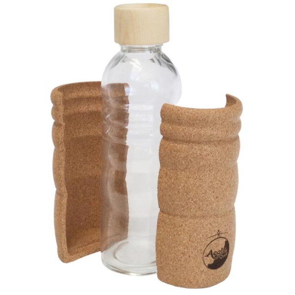Zu sehen ist eine Glas Trinkflasche mit Holzdeckel vor weißem Hintergrund. Die Flasche hat eine Ummantelung aus Kork. Diese besteht aus zwei Teilen. Man sieht diese auf dem Foto einzeln, sodass ersichtlich ist, das die Flasche mit diesen eingepackt wird.