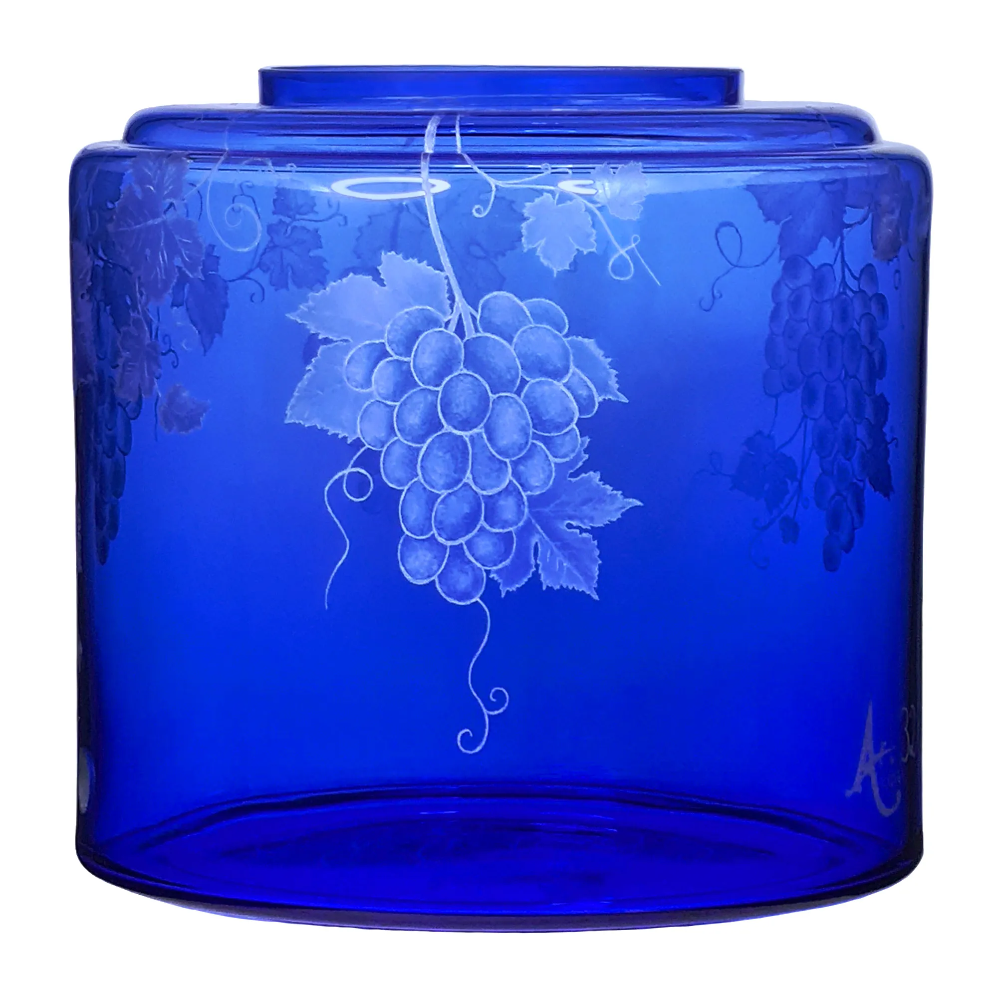 Vorratstank für einen Acala Wasserfilter Mini mit einer Handgravur. Die Gravur zeigt, auf blauem Glas, Traubenranken und Blätter.Ansicht von rechts.