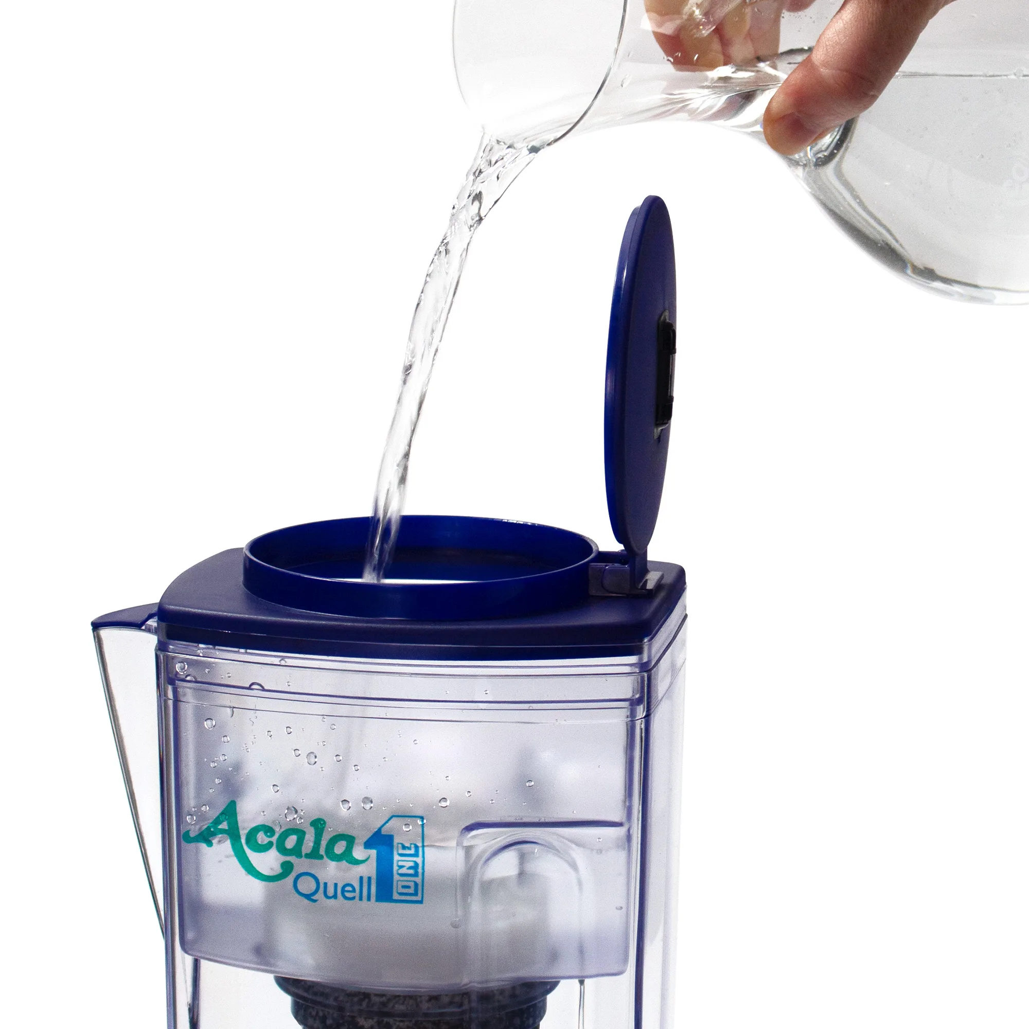 Kannenfilter One vor weißem Hintergrund. Durch die runde Klappe im Deckel wird der obere Tank mit Wasser befüllt