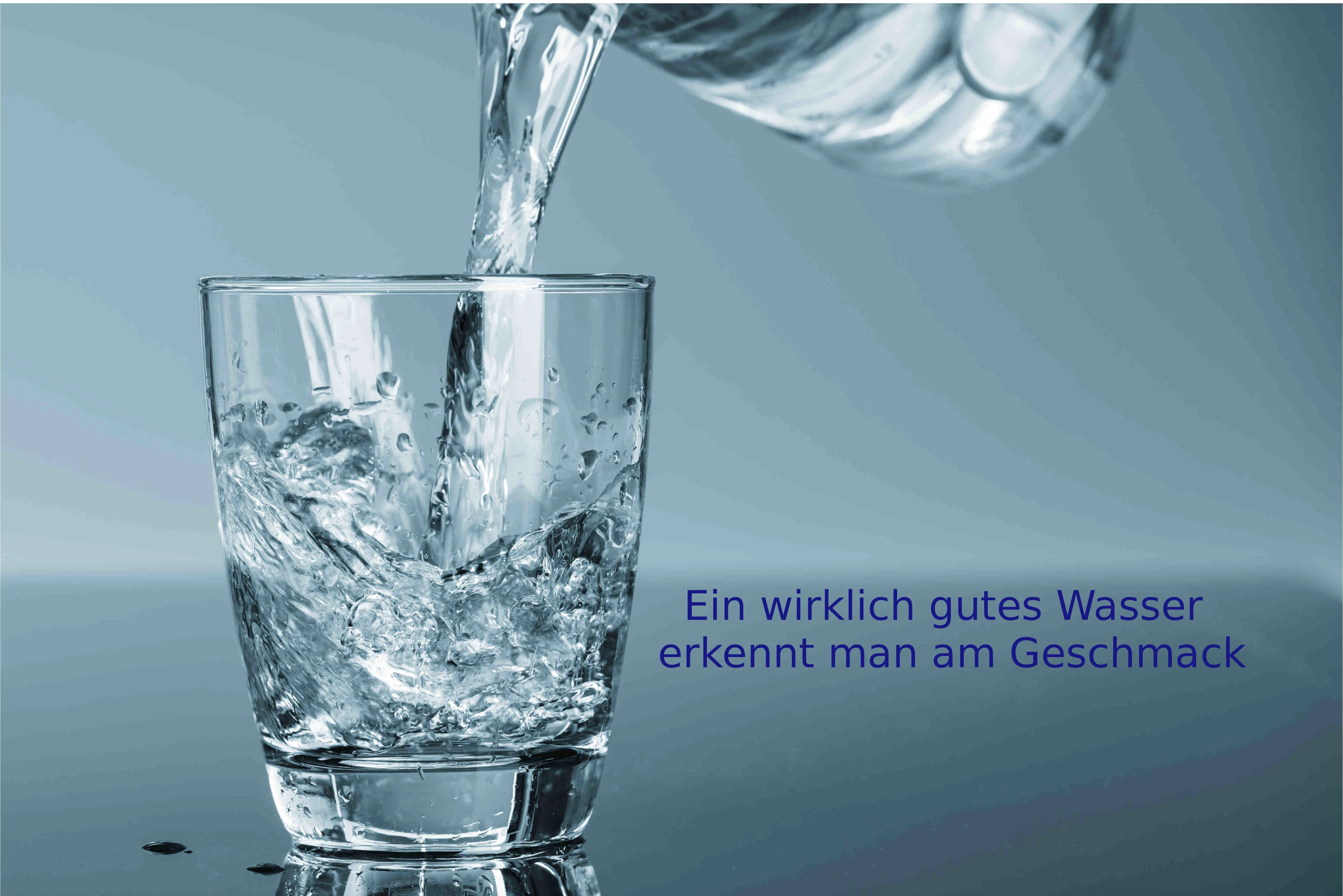 Aus einer Klarglas - Karaffe wird Wasser in ein Wasserglas aus klarem Glas gegossen.