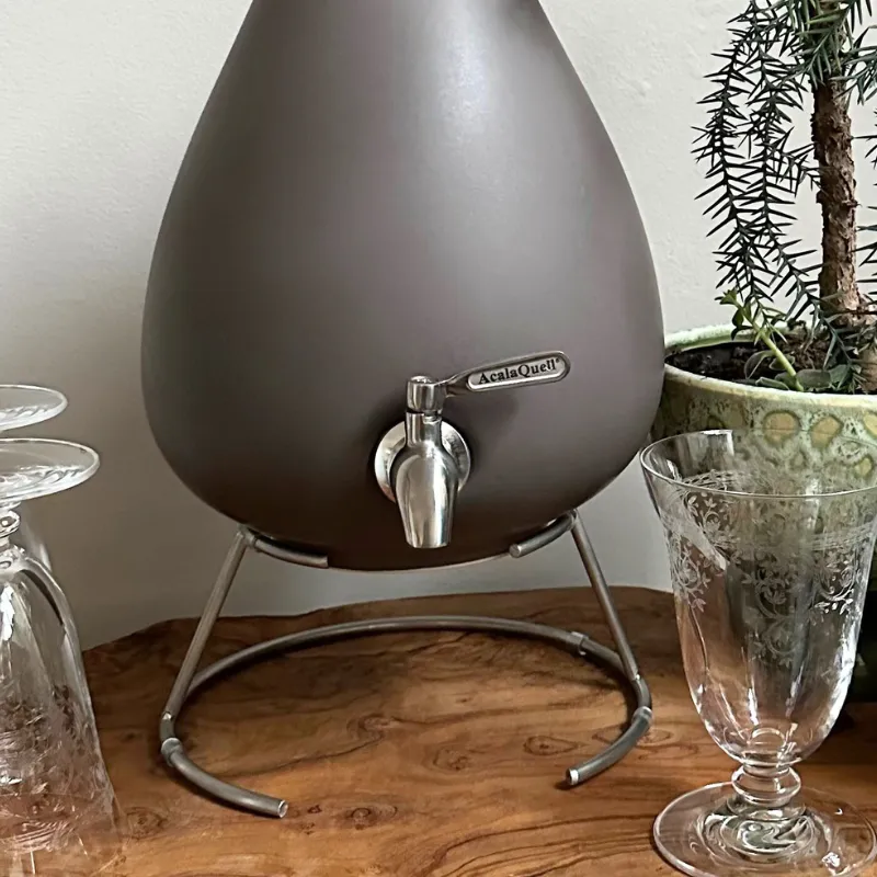 Zoom auf Wasserhahn In Edelstahl und Ständer in Edelstahl von Getränkespender aus Porzellan in Eiform