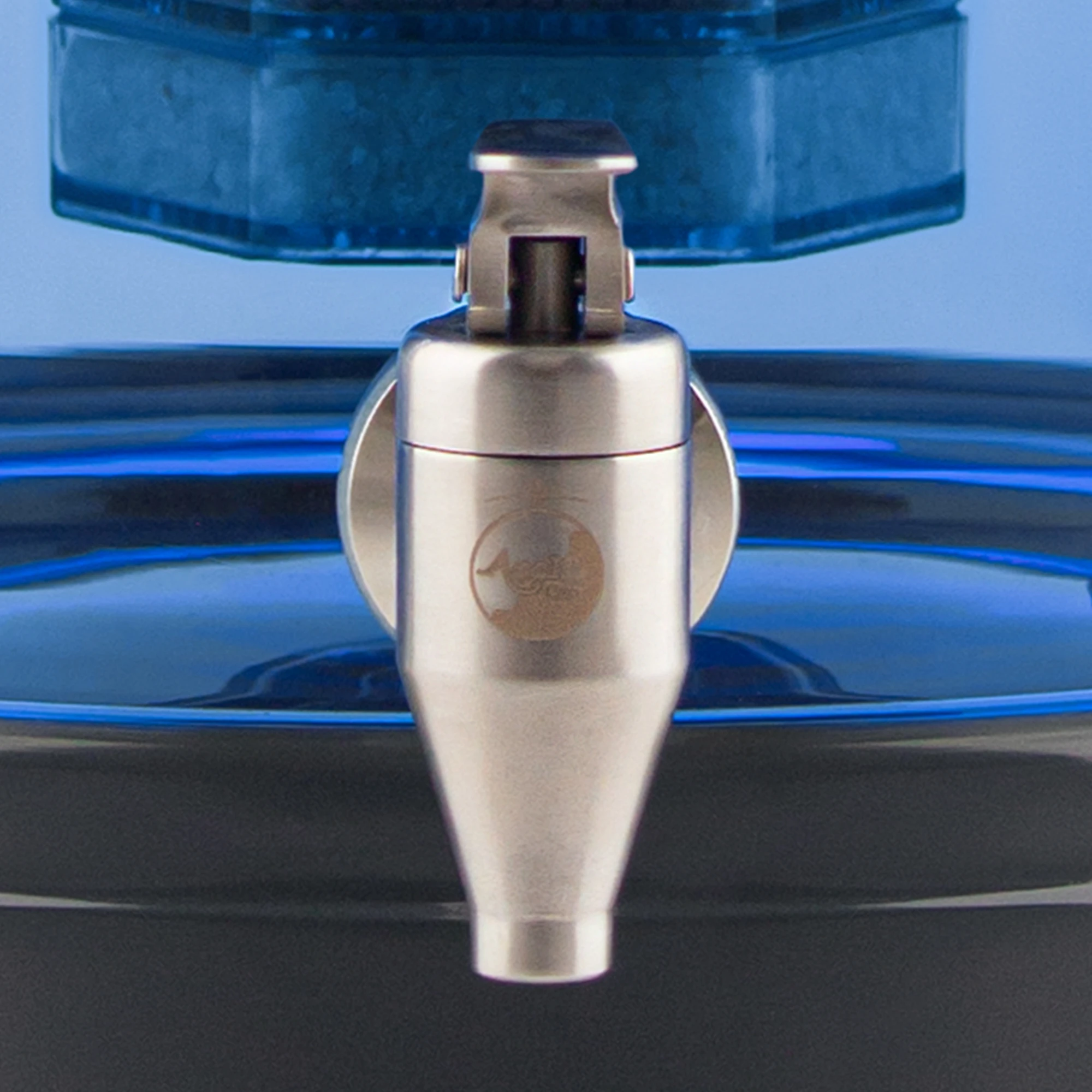 Edelstahl Wasserhahn Yamashita für Acala Standfilter an einem Glastank in kristallklar montiert in Großaufnahme.