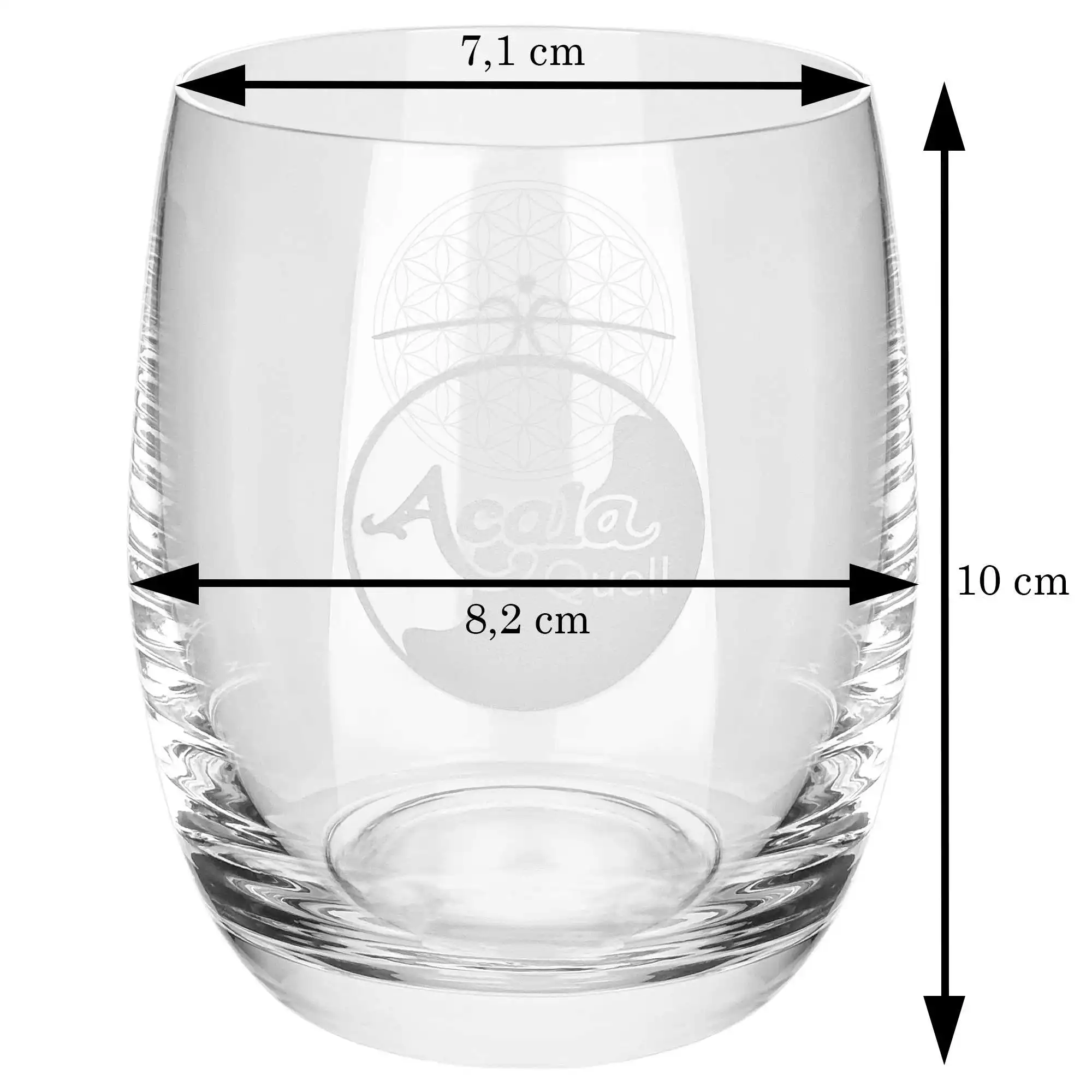 Zu sehen ist ein Arlando Trinkglas von Acala in Großaufnahme vor weißem Hintergrund. An dem Glas sind schwarze Pfeile an denen Maße stehen. 
