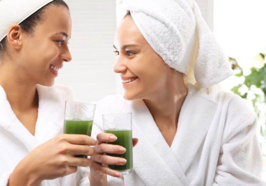 2 schöne Frauen trinken einen Algencoktail. Das Bild ist ein Teil des Acala Blogbeitrages: Algen, eine Plage oder nützlich?