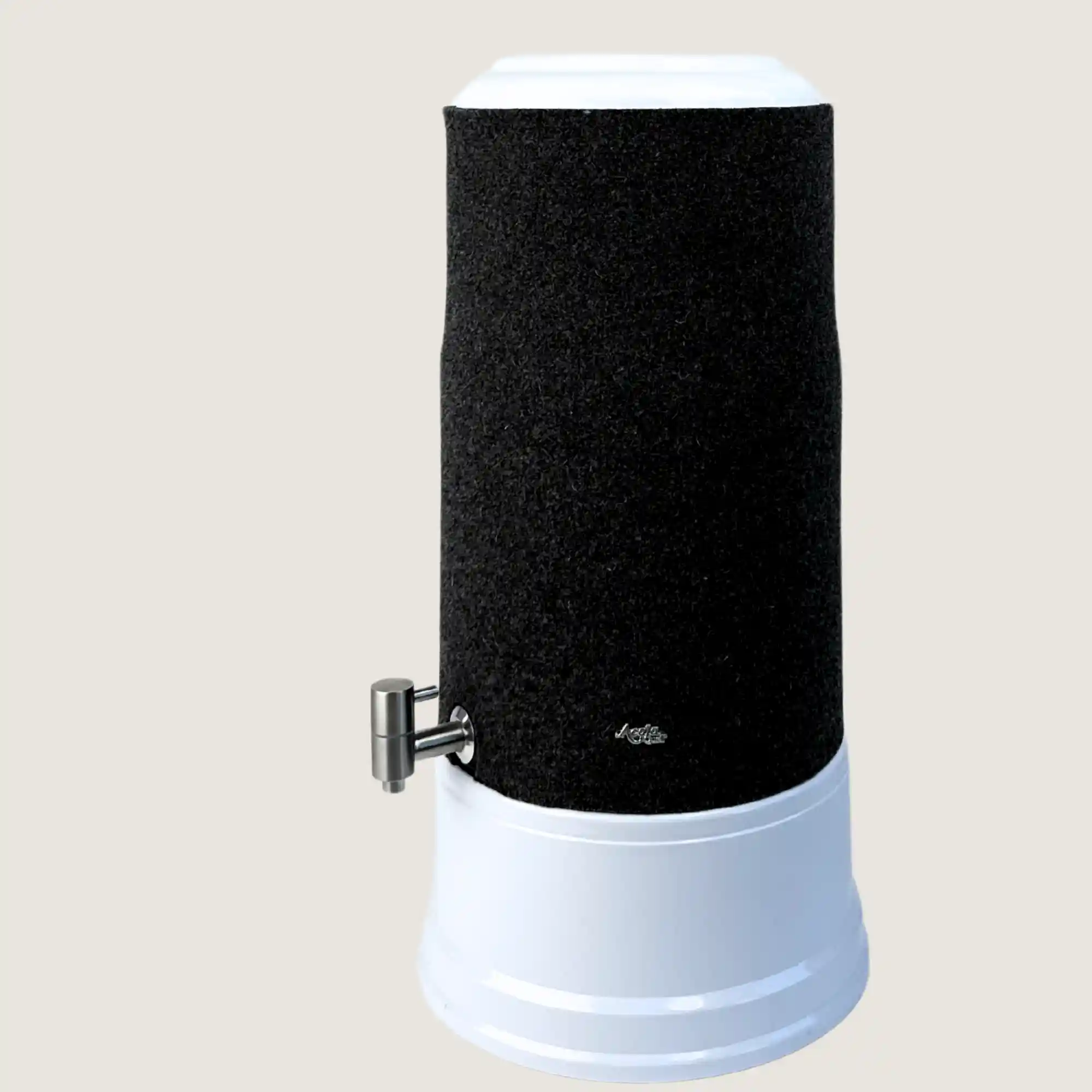 AcalaQuell Smart mit Sockel und Deckel in weiß, Edelstahl Wasserhahn und Schurwolle Lichtschutzüberzug in anthrazit.