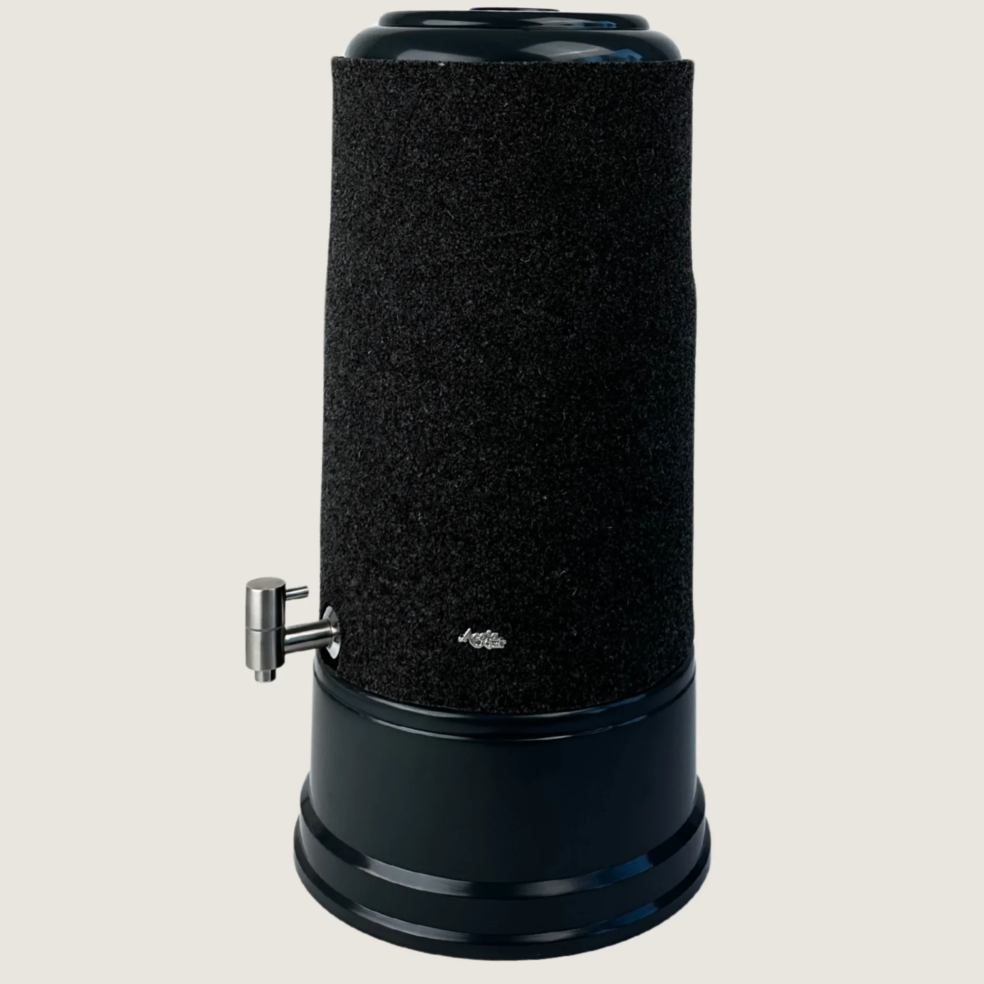 AcalaQuell Grande mit Sockel und Deckel in anthrazit, Edelstahl Wasserhahn und Schurwolle Lichtschutzüberzug in anthrazit.