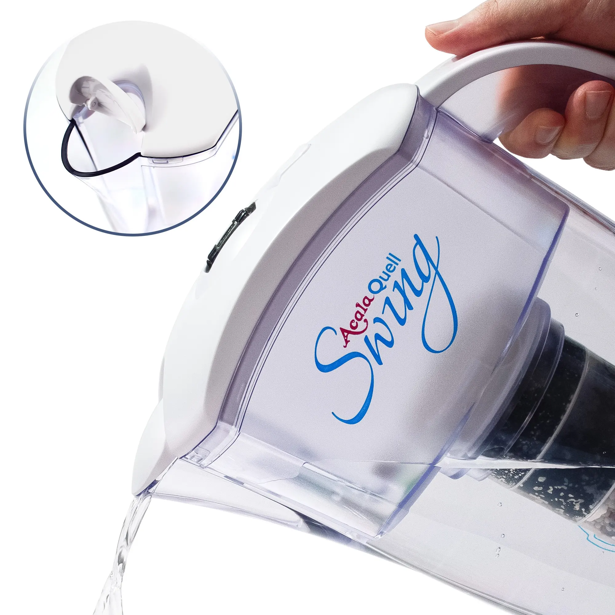 Frisch gefiltertes Wasser wird aus dem Kannenfilter Swing in eine Glaskaraffe gegossen