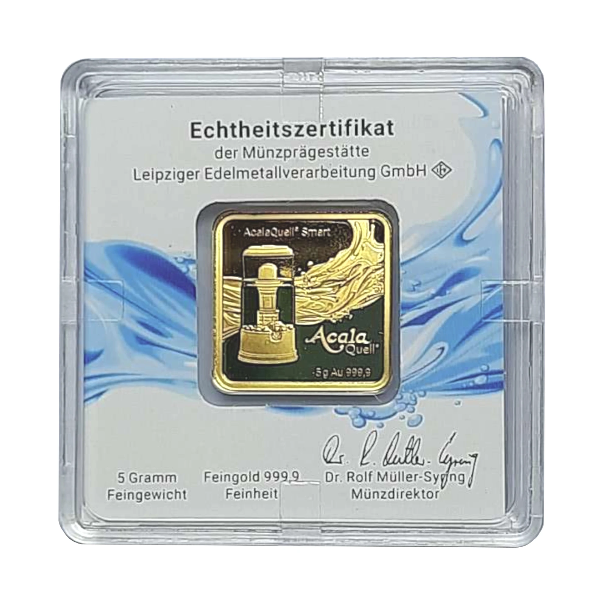 Zu sehen ist ein kleiner Goldbarren in einer Kunststoffkarte, auf der „Echtheitszertifikat“ steht. Auf dem Goldbarren sieht man den AcalaQuell Smart.