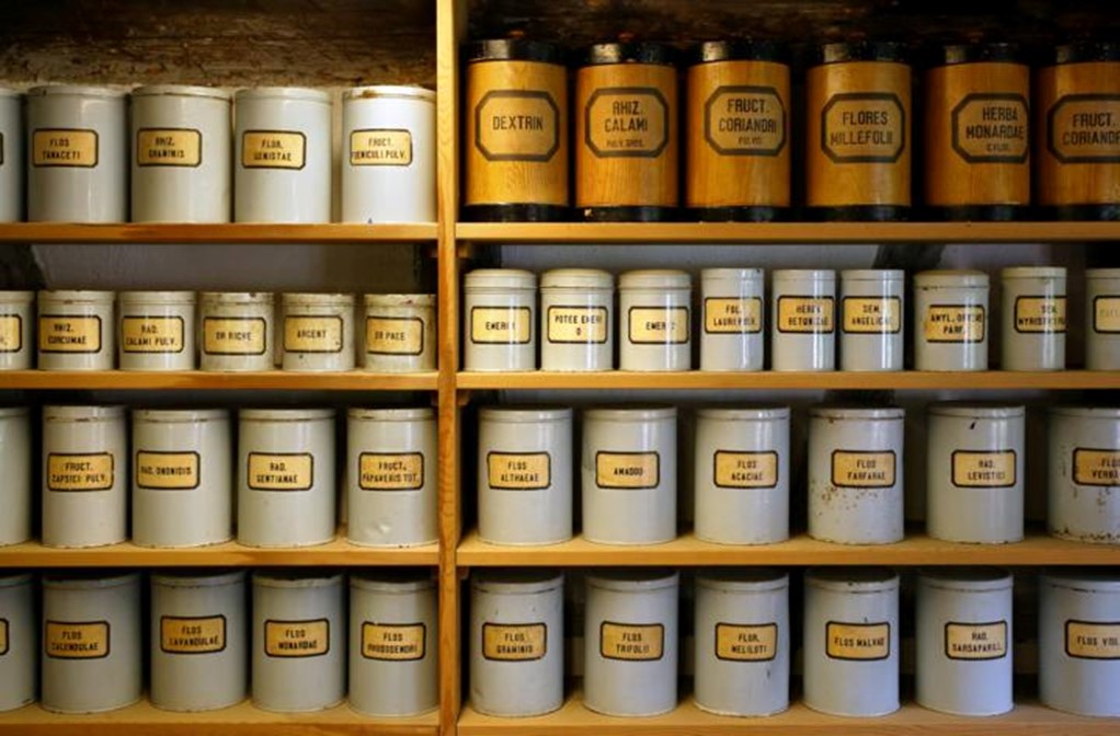 Regal mit beschrifteten, alten Keramikgefäßen. Das Bild ist ein Teil des Blogbeitrags: Kolloidales Silber ein Antibiotikum – Ja oder Nein?